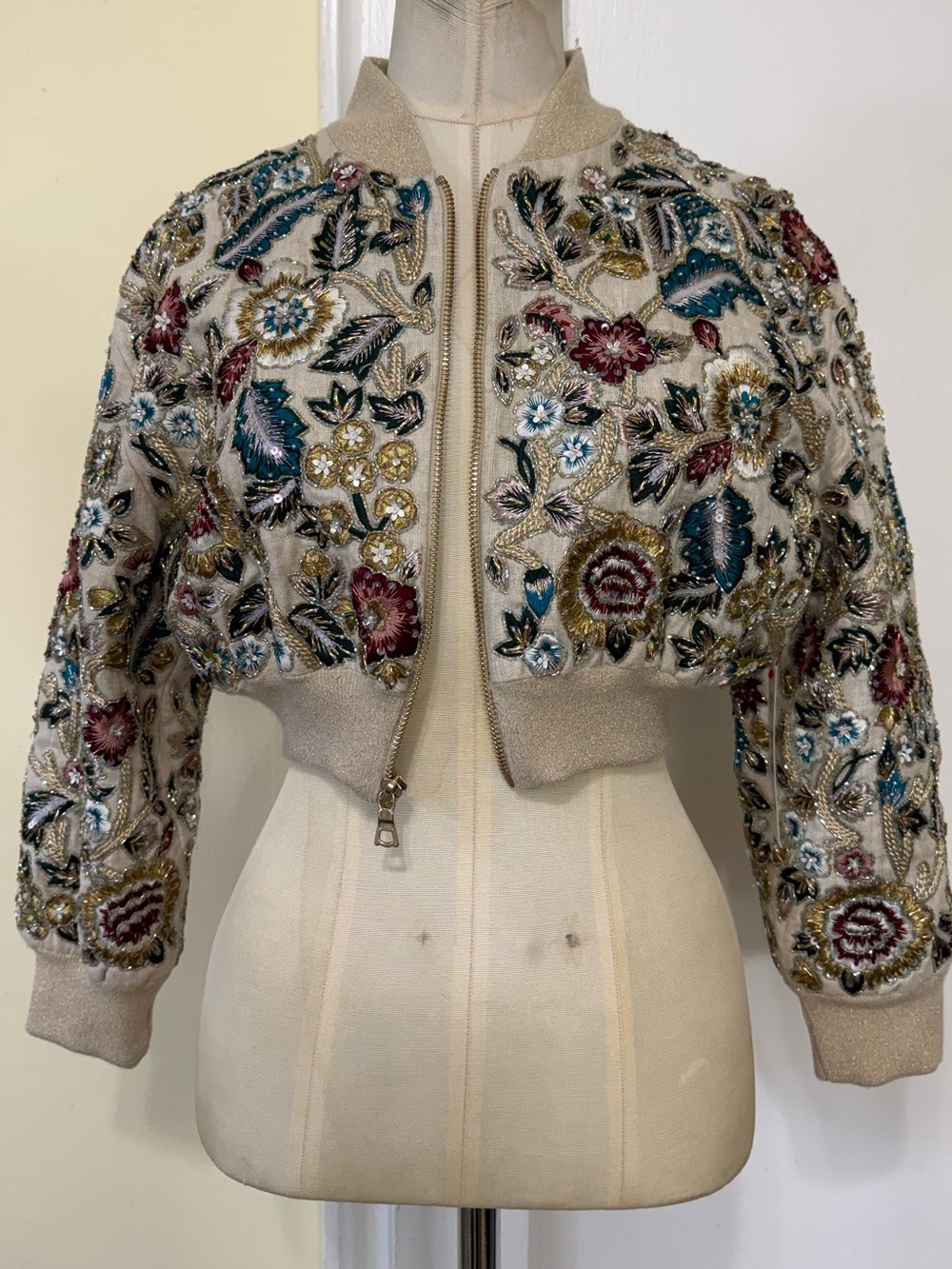 Alice + Olivia
ODIE EMBELLISHED BOMBER - Picture 6 of 16